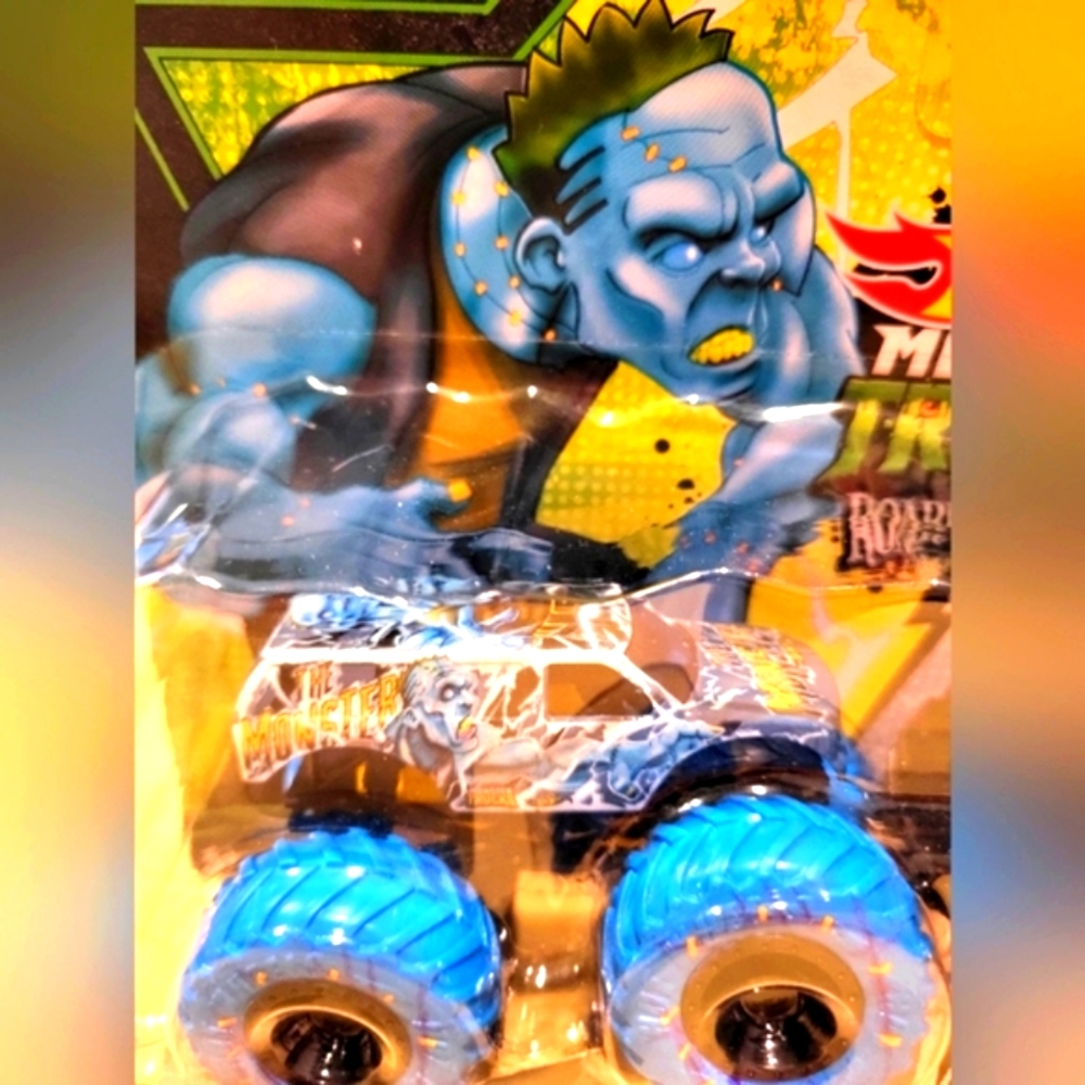 Monster Trucks Roarin' Rumble Set - The Monster vs Werewolf - Picture 2 of 16